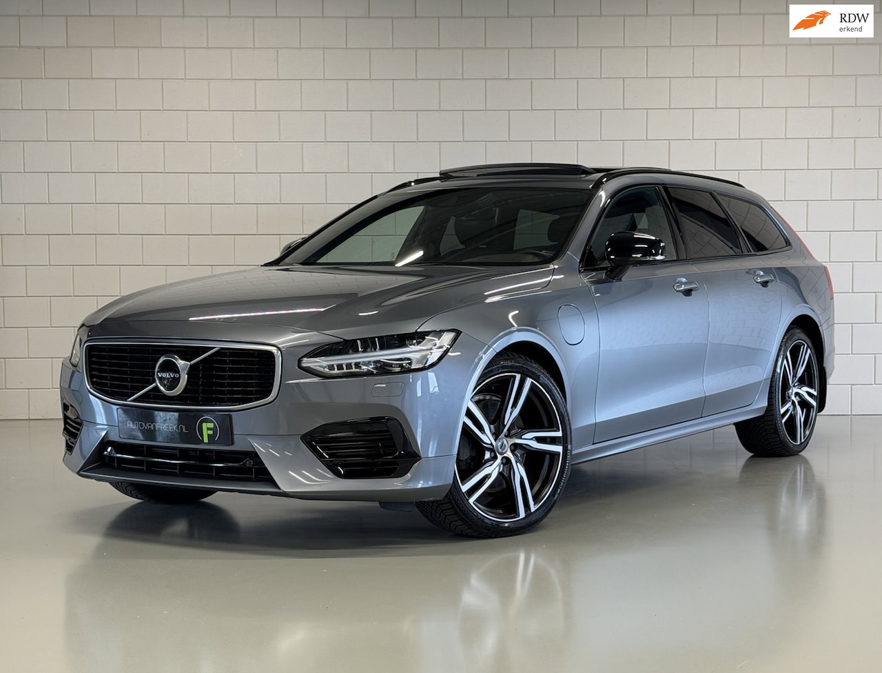 Volvo V90 - 2.0 T8 AWD R-Design | PANO | ELEK. TREKHAAK | HARMAN KARDON | LEDER | 360 CAERMA | ACC | S - AutoWereld.nl