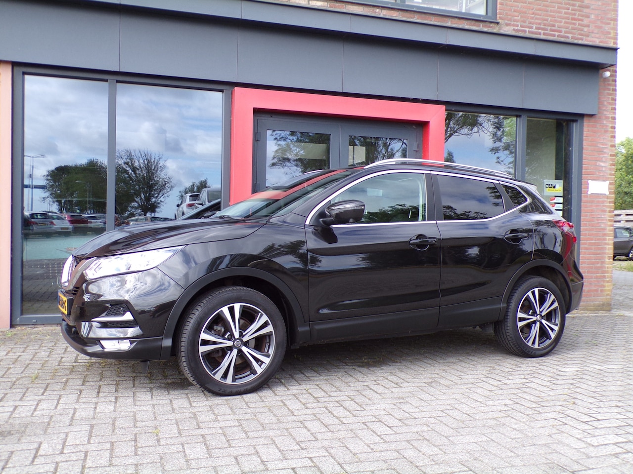 Nissan Qashqai - 1.3 DIG-T N-Connecta Pano Trekhaak Carplay Camera NAP! - AutoWereld.nl