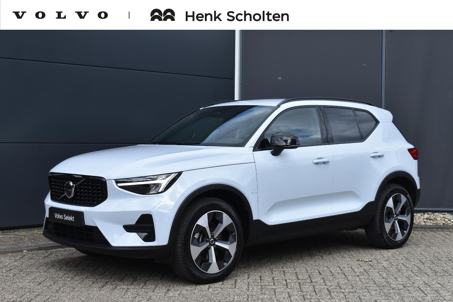 Volvo XC40 - B4 Plus Dark | Trekhaak | Verwarmbare voorstoelen en stuurwiel | Keyless | Premium audio b - AutoWereld.nl