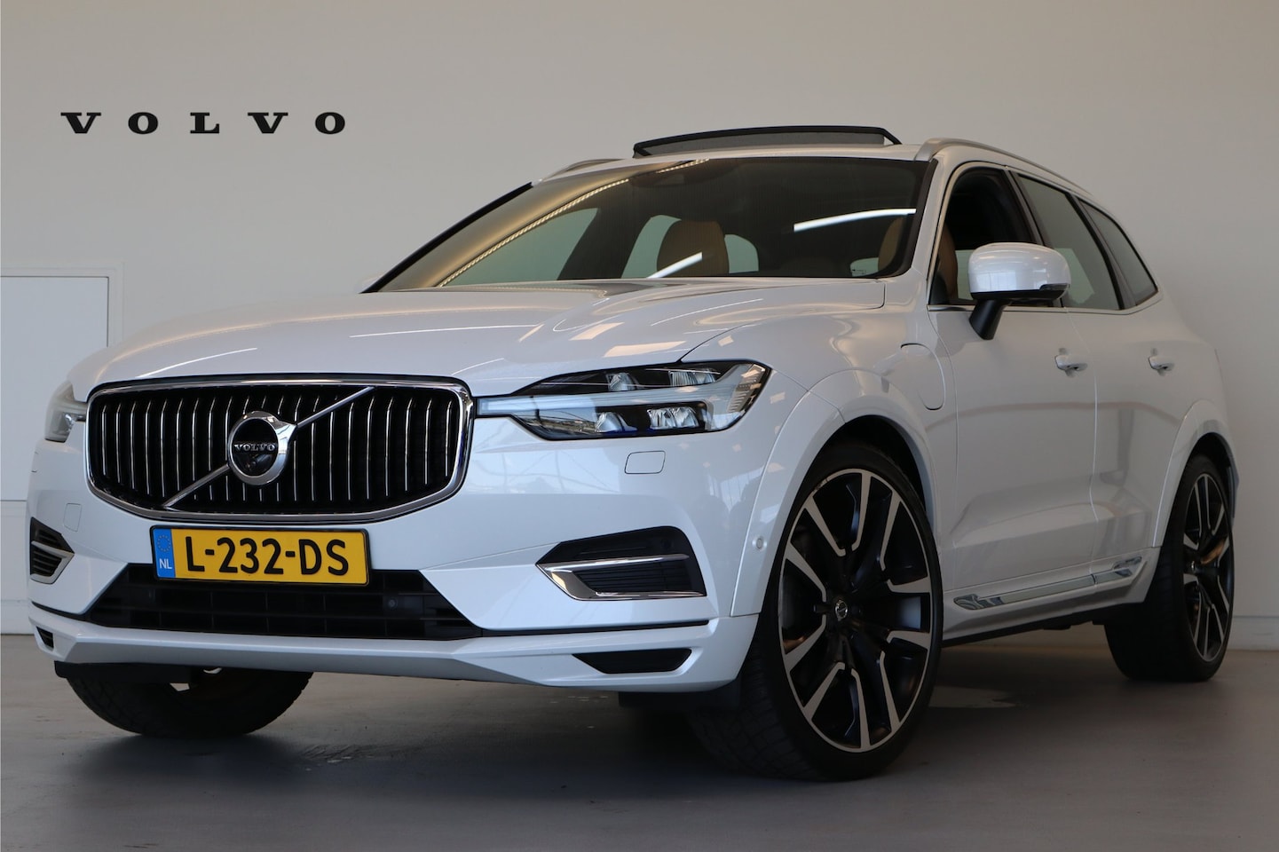 Volvo XC60 - T8 405PK AWD Inscription | Luchtvering | 22" | Massage/ventilatie | 360° | Head Up Display - AutoWereld.nl