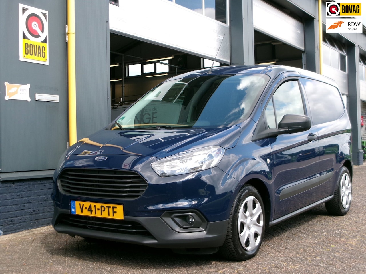 Ford Transit Courier - 1.0/100 pk Limited Benzine 6-bak - AutoWereld.nl