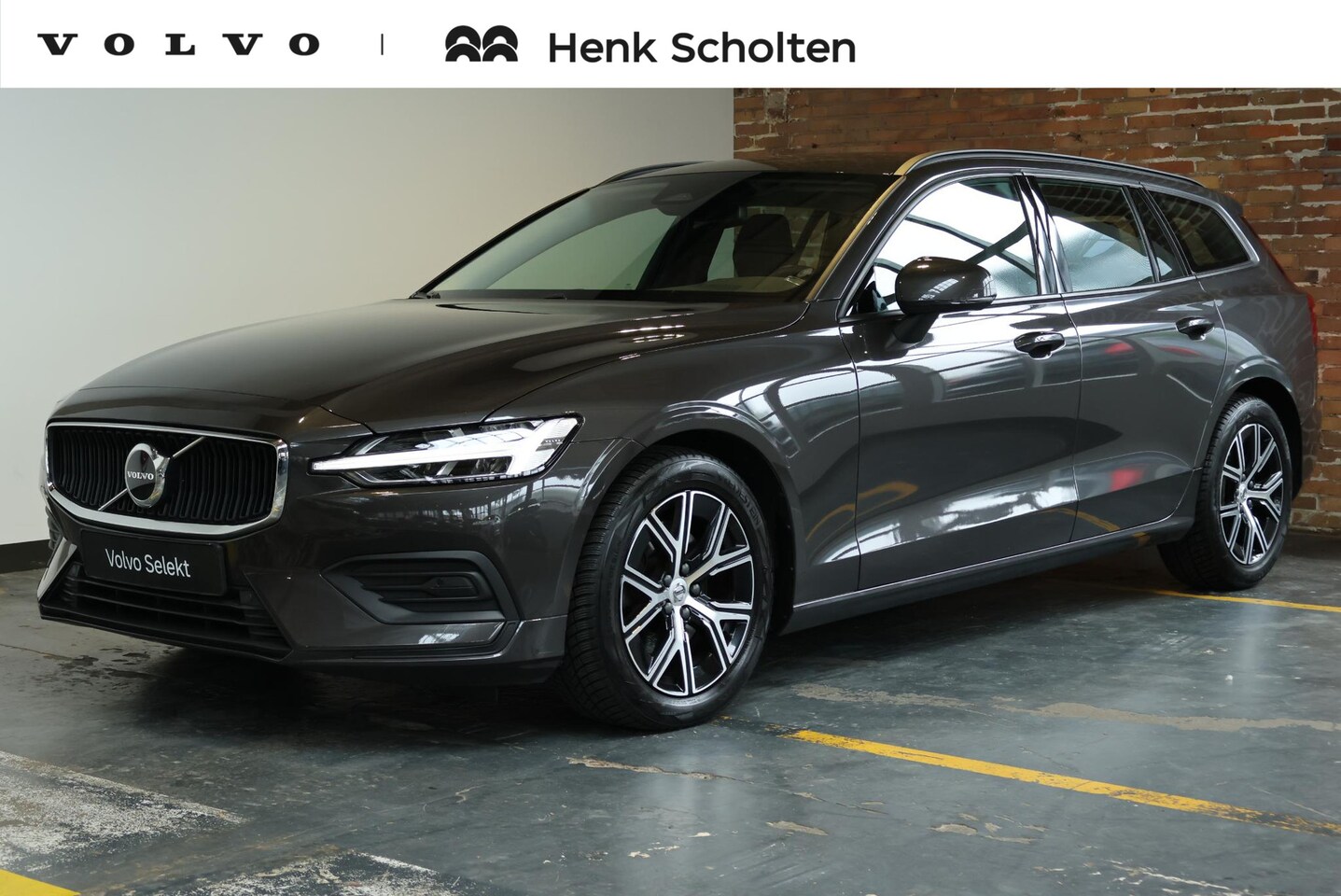 Volvo V60 - B3 Essential Edition | Parkeercamera | Parkeersensoren voor + achter | Stoelverwarming voo - AutoWereld.nl