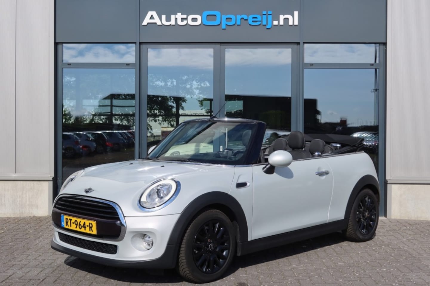 MINI Cooper - 1.5 Cooper Cabrio Serious Business Airco, NAVI, Cruise, Stoelverwarming, Dealer onderhoude - AutoWereld.nl