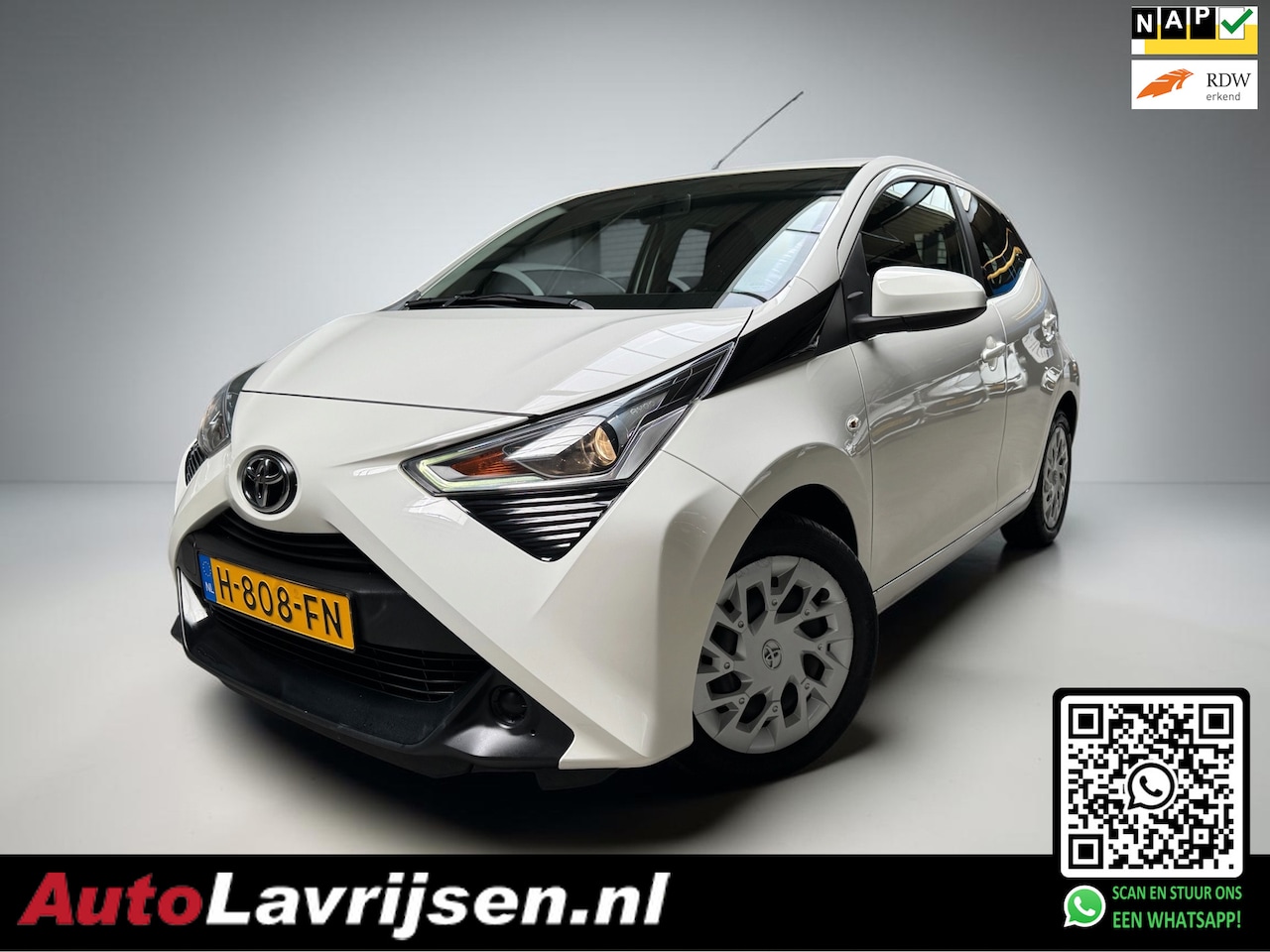 Toyota Aygo - 1E EIGENAAR NL AUTO NAP APPLE/CARPLAY CAMERA LED BLUETOOTH AIRCO X-PLAY AUTOMAAT!! - AutoWereld.nl