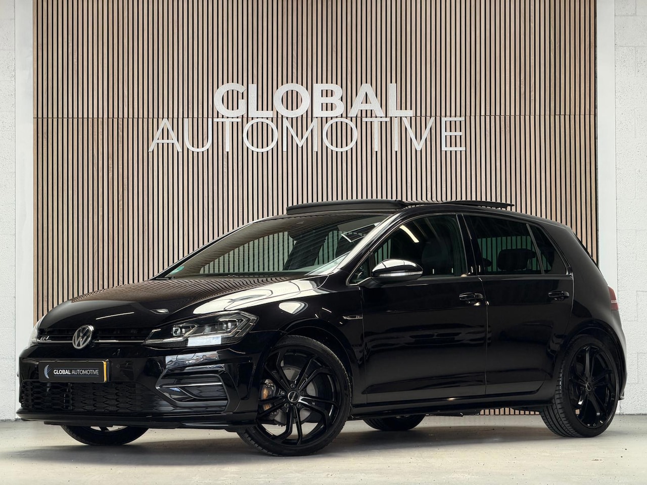Volkswagen Golf - 1.5 TSI Highline Business R line - PANO - COCKPIT - CAMERA - CARPLAY - AutoWereld.nl