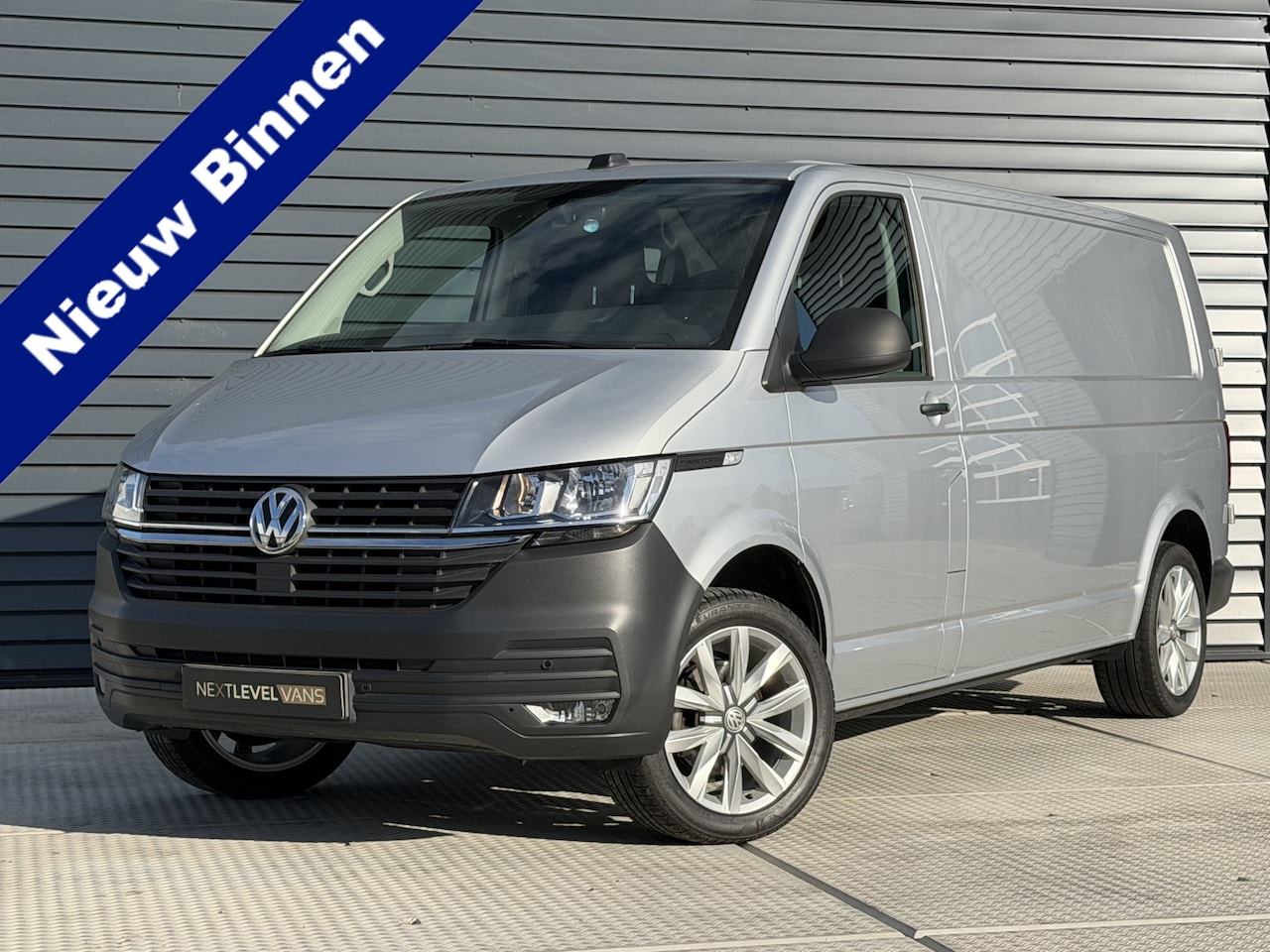 Volkswagen Transporter - 2.0 TDI L2H1 150 PK / laadruimte inrichting - AutoWereld.nl