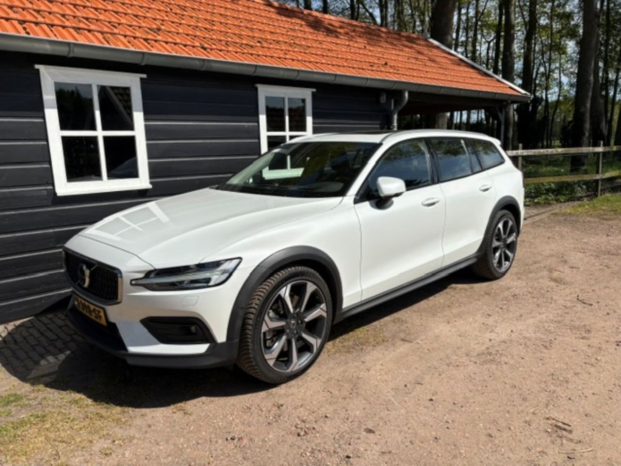 Volvo V60 Cross Country - 2.0 B5 AWD Ultimate - AutoWereld.nl