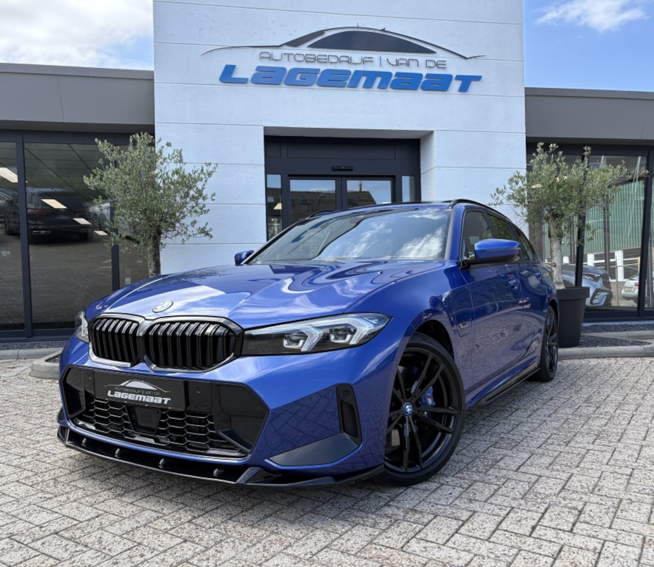 BMW 3-serie Touring - 320e M-Sport Performance | Pano | H&K | Trekhaak - AutoWereld.nl