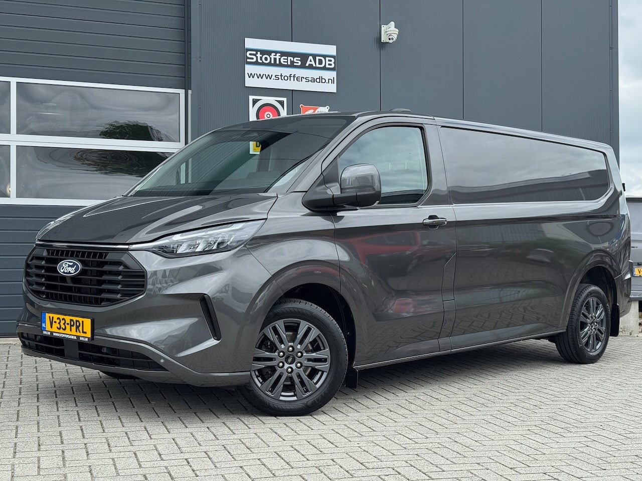 Ford Transit Custom - 2.0 TDCI 170pk L2H1 Limited Automaat | CarPlay | 17 inch | Camera | Stuur + stoelverwarmin - AutoWereld.nl
