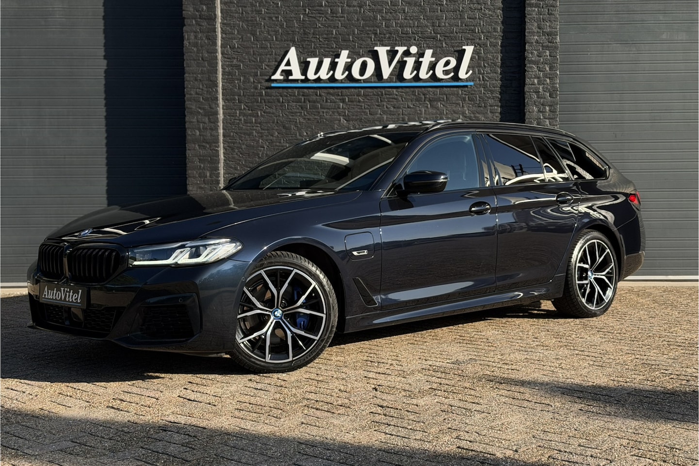 BMW 5-serie Touring - 530e xDrive M-Sport | Panodak | Trekhaak | Comfort Leder | Comfort Access | Memory - AutoWereld.nl
