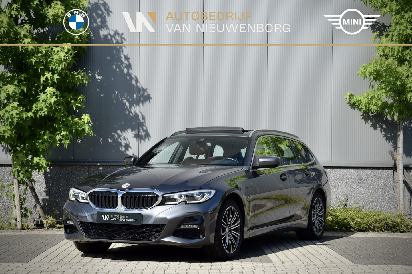 BMW 3-serie Touring - 330e xDrive M-Sport 292 pk | Panoramadak | Memory | Elektr. Trekhaak af fabriek | Laserlic - AutoWereld.nl