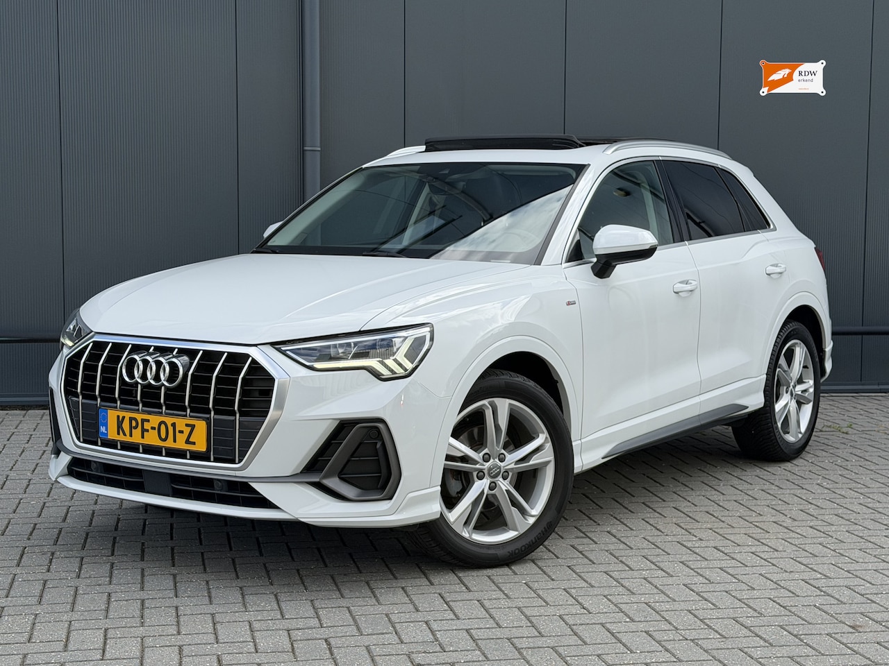 Audi Q3 - 35 TFSI S Edition S-Line 150pk AUT 2019 | Panoramadak | Matrix | Carplay | Trekhaak | Virtual - AutoWereld.nl