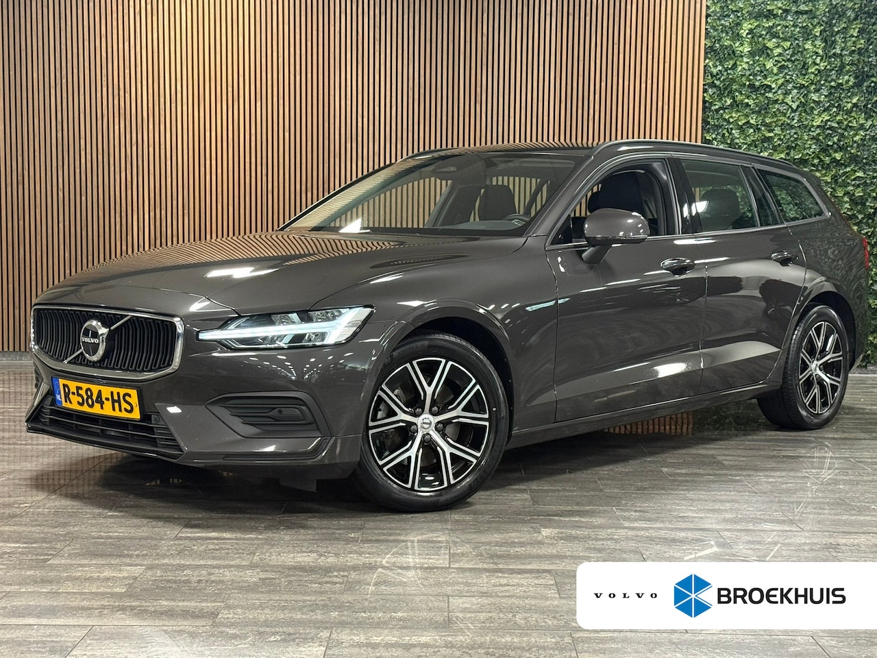 Volvo V60 - B3 Essential Edition | Parkeercamera | Cruise Control | Google Infotainment | Parkeersenso - AutoWereld.nl