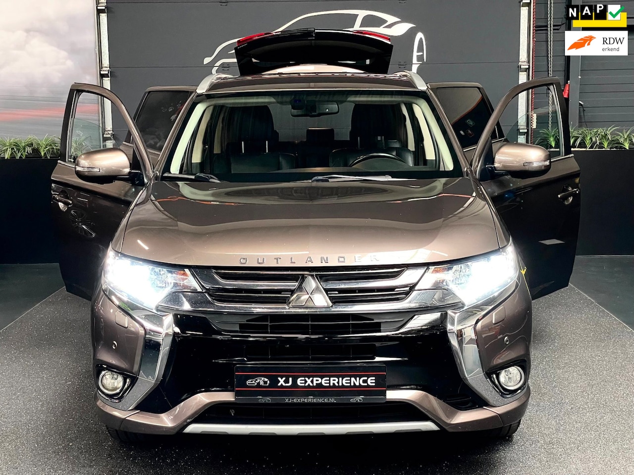 Mitsubishi Outlander - 2.0 PHEV Executive Edition NAP*FACELIFT*TREKHAAK*360CAM*LEDER*BOMVOL - AutoWereld.nl