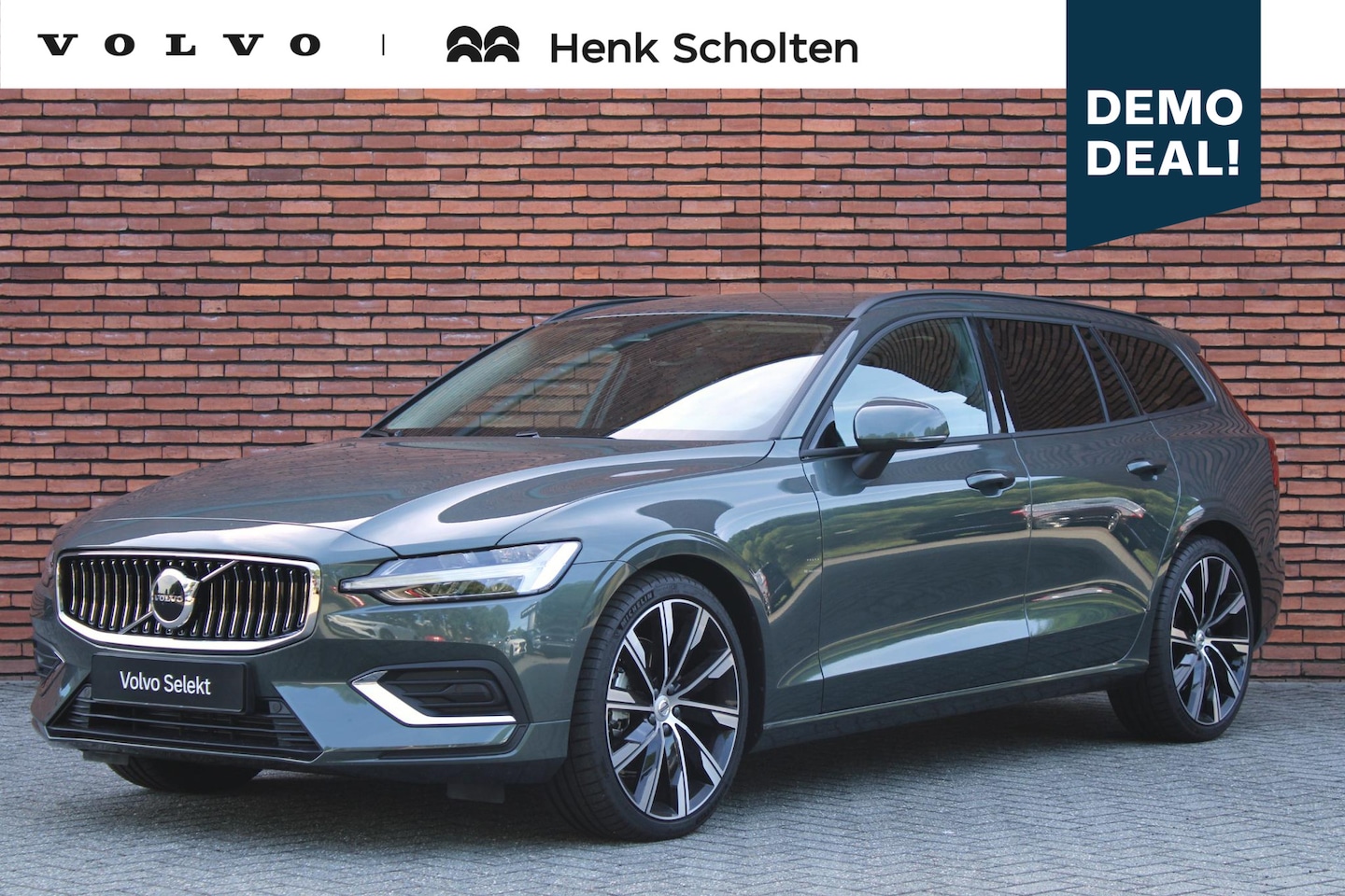 Volvo V60 - B4 Essential Edition | Stoel-/ stuurwielverwarming | Driver assist | Extra getint glas | 2 - AutoWereld.nl