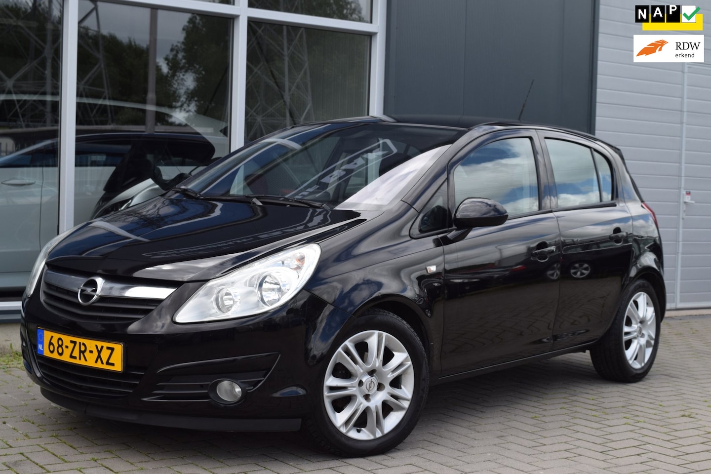 Opel Corsa - 1.4-16V Cosmo | Automaat | ½ Leder | NAP + APK 6-2027 - AutoWereld.nl