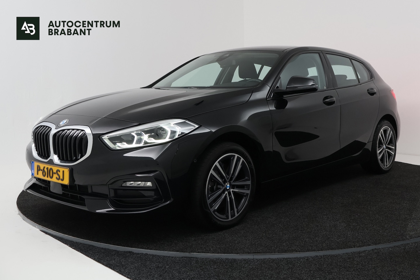 BMW 1-serie - 118i High Executive (NAVIGATIE, SFEERVERLICHTING, CAMERA, SPORTSTOELEN, DEALER ONDERHOUDEN - AutoWereld.nl