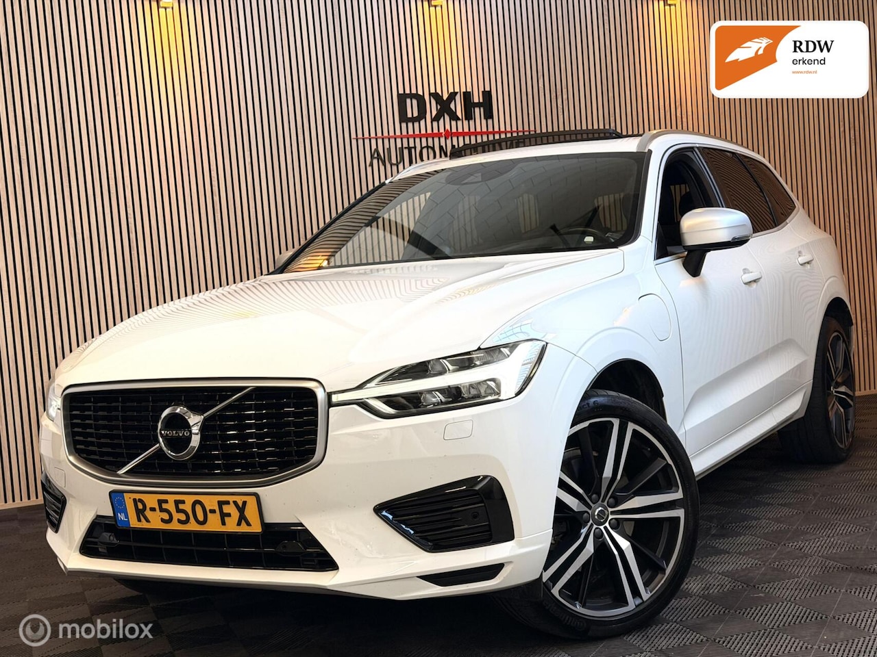 Volvo XC60 - 2.0 T8 TwinEngine AWD R-Design B&W PANO TREKH HUD - AutoWereld.nl