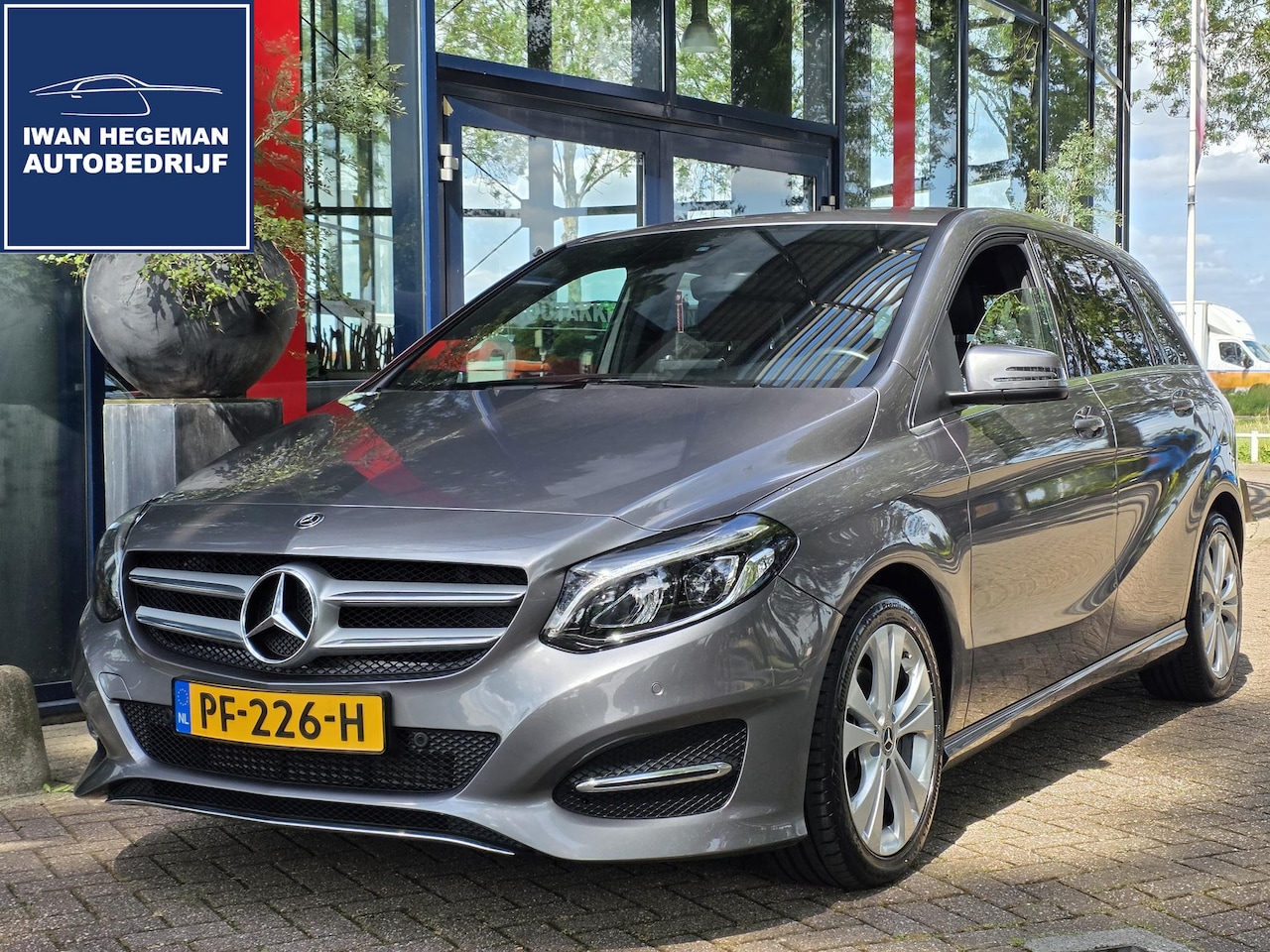 Mercedes-Benz B-klasse - 180 AUTOMAAT | Navigatie | LED | Afn. Trekhaak | Leer | Cruise Control | Parkeersensoren - AutoWereld.nl