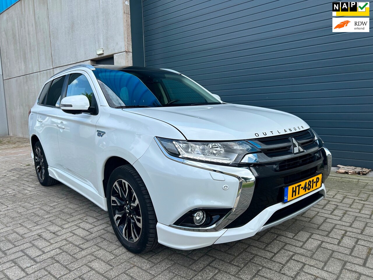 Mitsubishi Outlander - 2.0 PHEV instyle+ AUT 4WD SK DAK LEDER - AutoWereld.nl