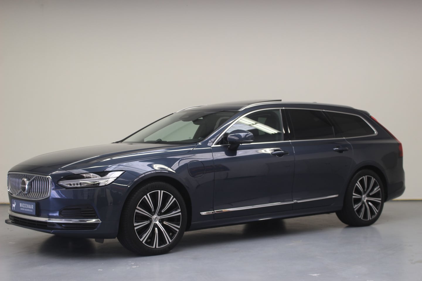 Volvo V90 - T8 Plug-in hybrid AWD Ultimate Bright | Rijklaarprijs | Trekhaak | Bowers & Wilkins - AutoWereld.nl