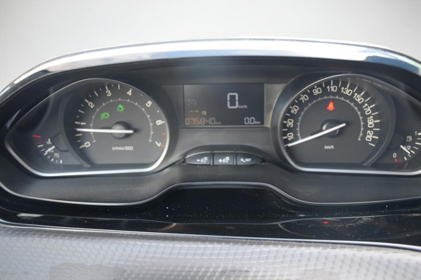 Peugeot 2008 - 1.2 PureTech Blue Lion 1.2 PureTech Blue Lion, Apple car play, Airco, Navigatie, Nieuwe distributie riem