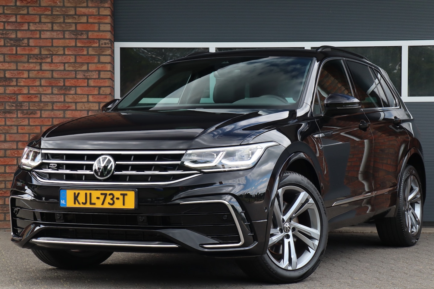 Volkswagen Tiguan - 2.0 TDI DSG 4Motion R-line, leder, trekhaak - AutoWereld.nl