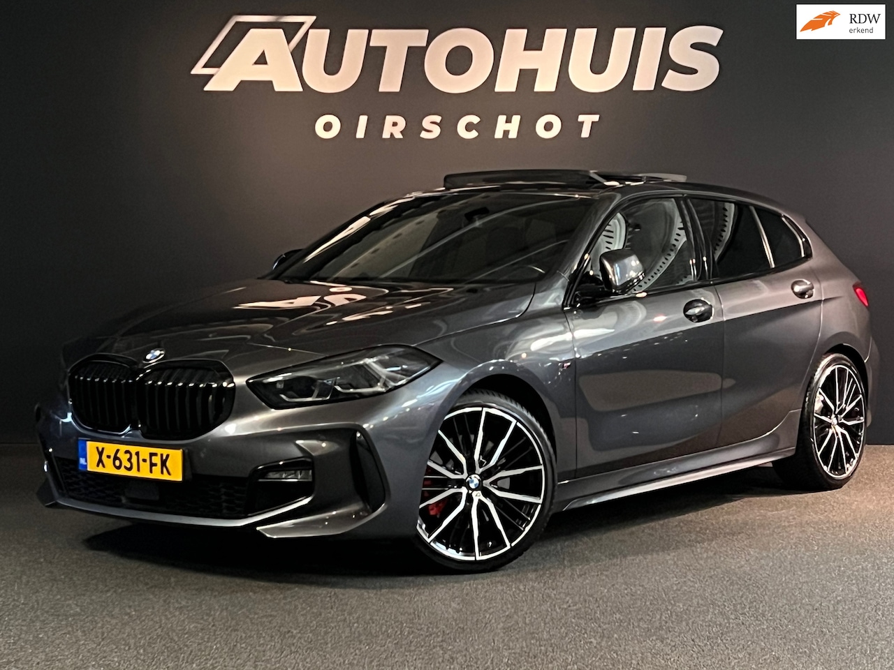 BMW 1-serie - 120i High Executive Edition M Pano/ M stoelen/ 19"/ PDC/ Led/ Navi/ Ambient - AutoWereld.nl