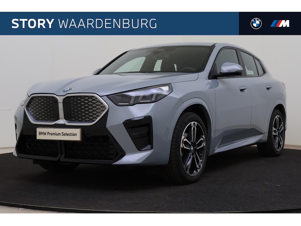 BMW iX2 - eDrive20 M Sport / Sportstoelen / Achteruitrijcamera / Stoelverwarming / M Adaptief onders - AutoWereld.nl
