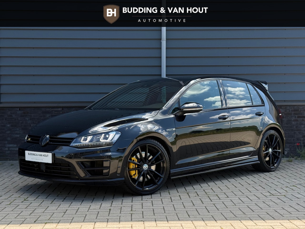 Volkswagen Golf - 2.0 TSI R 4Motion Pano Leder Camera Carplay ACC Led - AutoWereld.nl