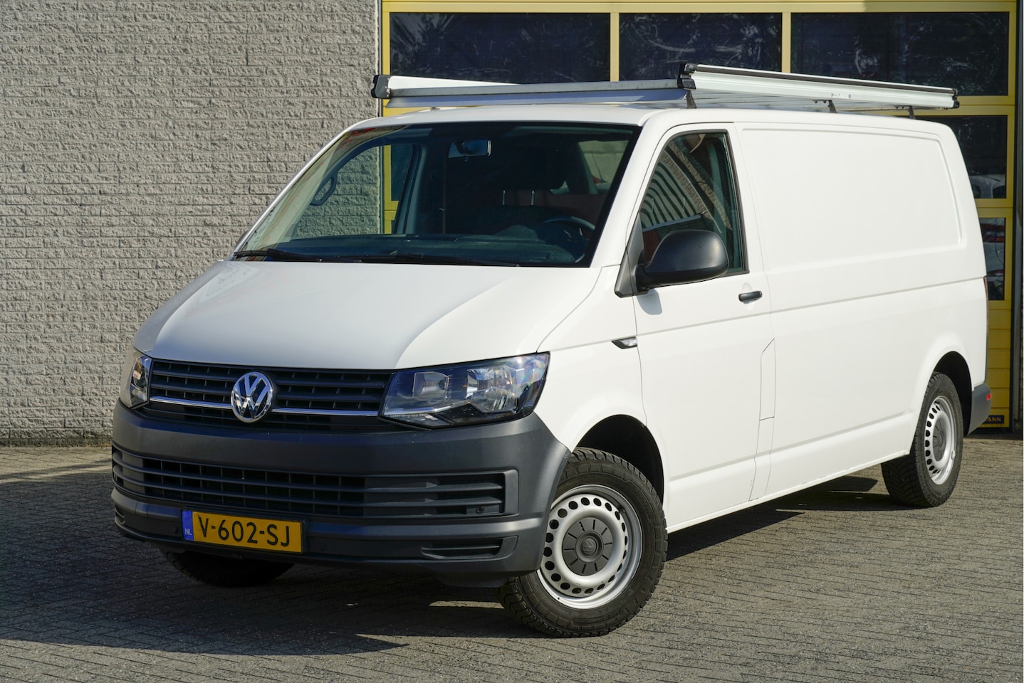 Volkswagen Transporter - 2.0 TDI L2H1 Comfortline BJ2018 Pdc | Navi | Trekhaak | App-Connect | Airco | Cruise contr - AutoWereld.nl