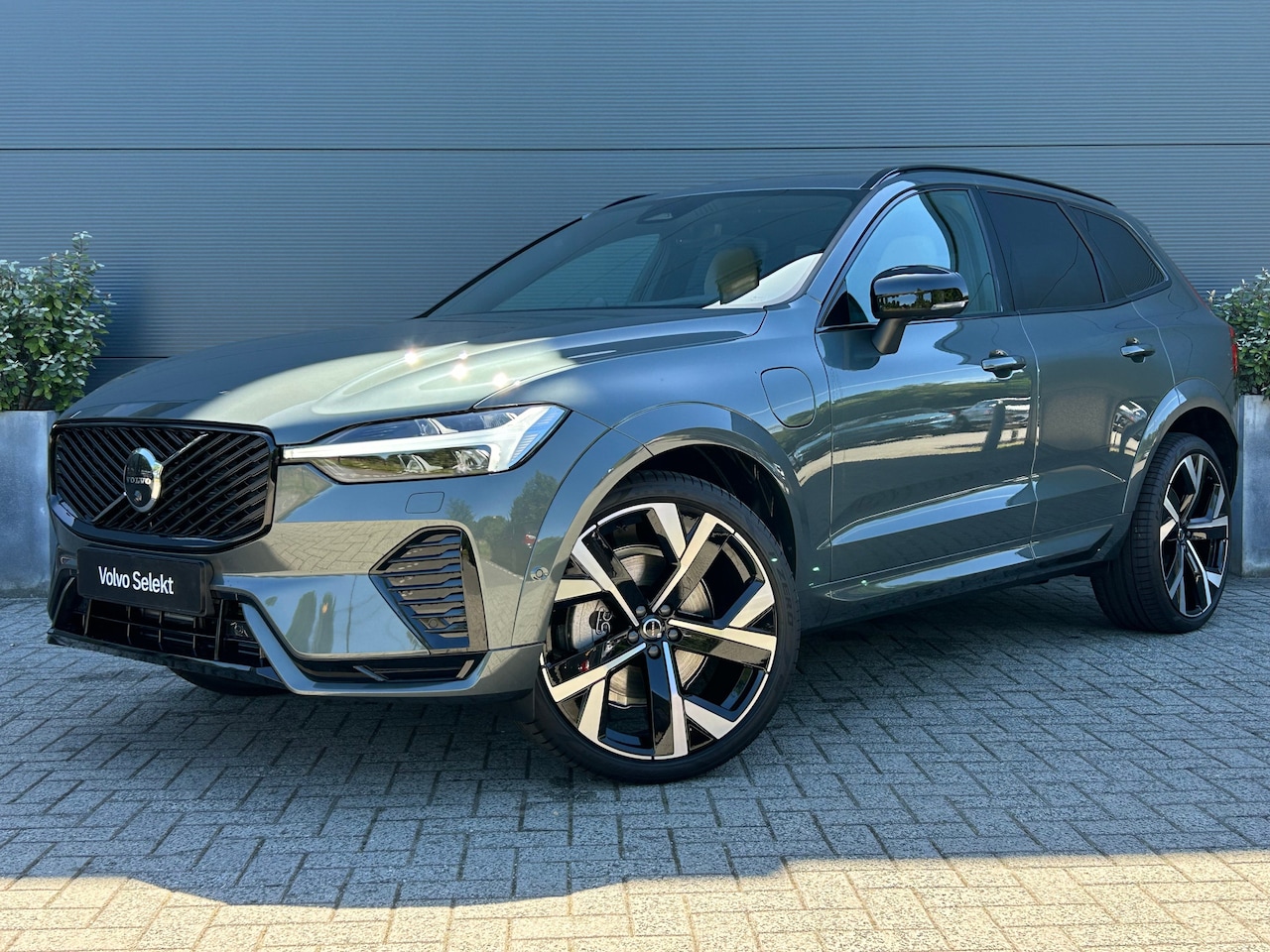 Volvo XC60 - 2.0 T6 Plug-in hybrid AWD Ultra Dark | Luchtvering | Trekhaak | HUD | Bowers & Wilkins | P - AutoWereld.nl