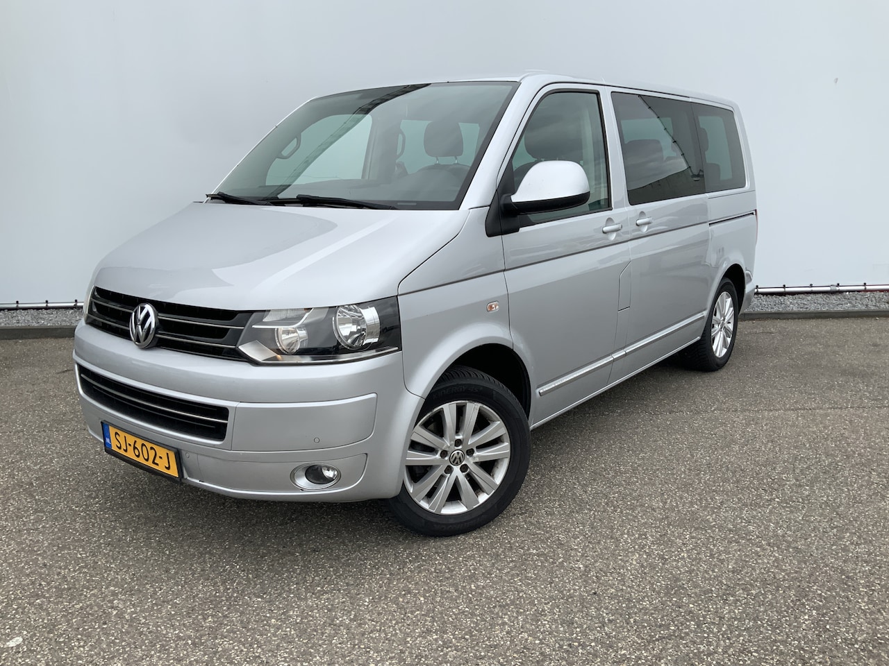Volkswagen Transporter Multivan - 2.0 TDI L1H1 Highline 7 Pers Automaat Cruise Airco Navi Trekhaak 2500 kg Leer Marge Geen B - AutoWereld.nl