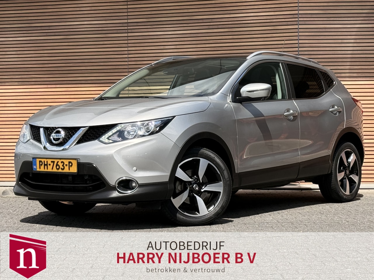 Nissan Qashqai - 1.2 N-Connecta Panodak / Navi / 360* Camera / Lm Velgen / Trekhaak - AutoWereld.nl