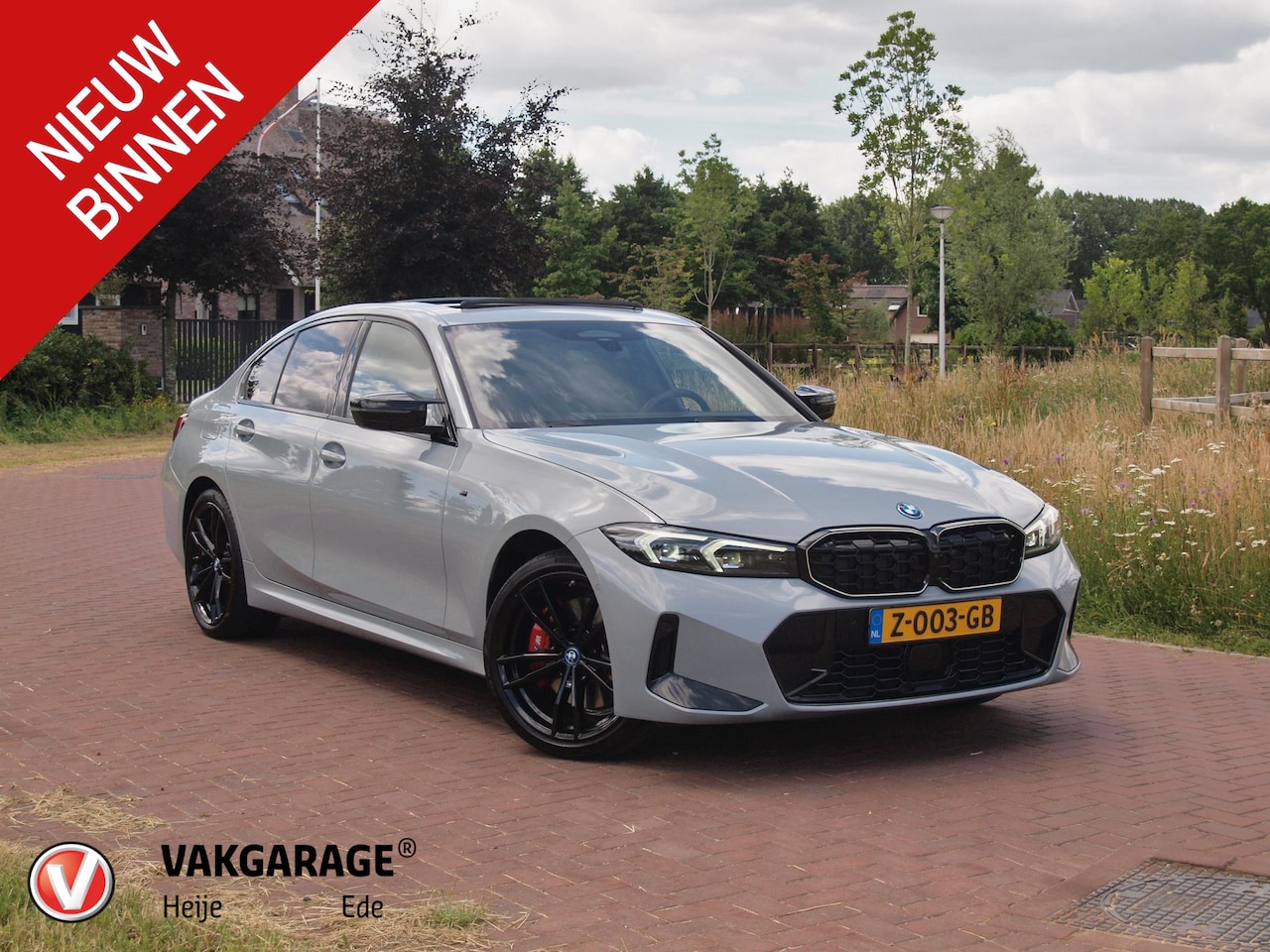 BMW 3-serie - 330e Iconic Glow Nieren | M-Pakket | Panoramadak | Trekhaak | 360 Camera | Sfeerverlichtin - AutoWereld.nl