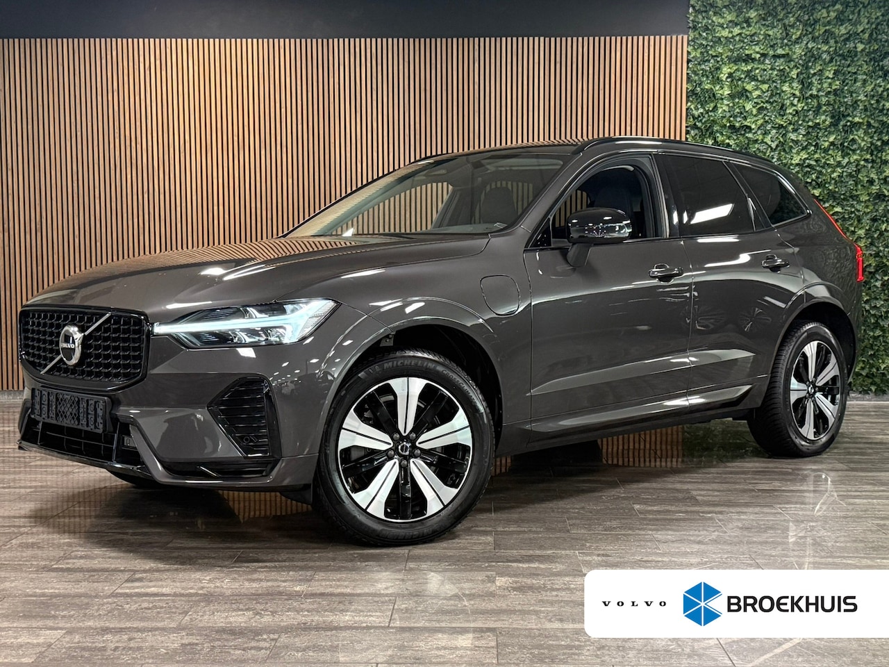 Volvo XC60 - T6 AWD Recharge Plus Dark | Trekhaak | Harman Kardon | All Season banden | Stoelverwarming - AutoWereld.nl