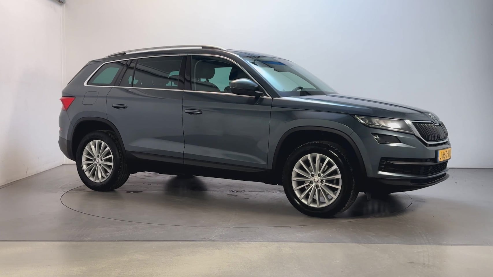 Skoda Kodiaq - 1.5 TSI 150pk DSG Business Edition Panoramadak Camera Trekhaak Stoelverwarming - AutoWereld.nl