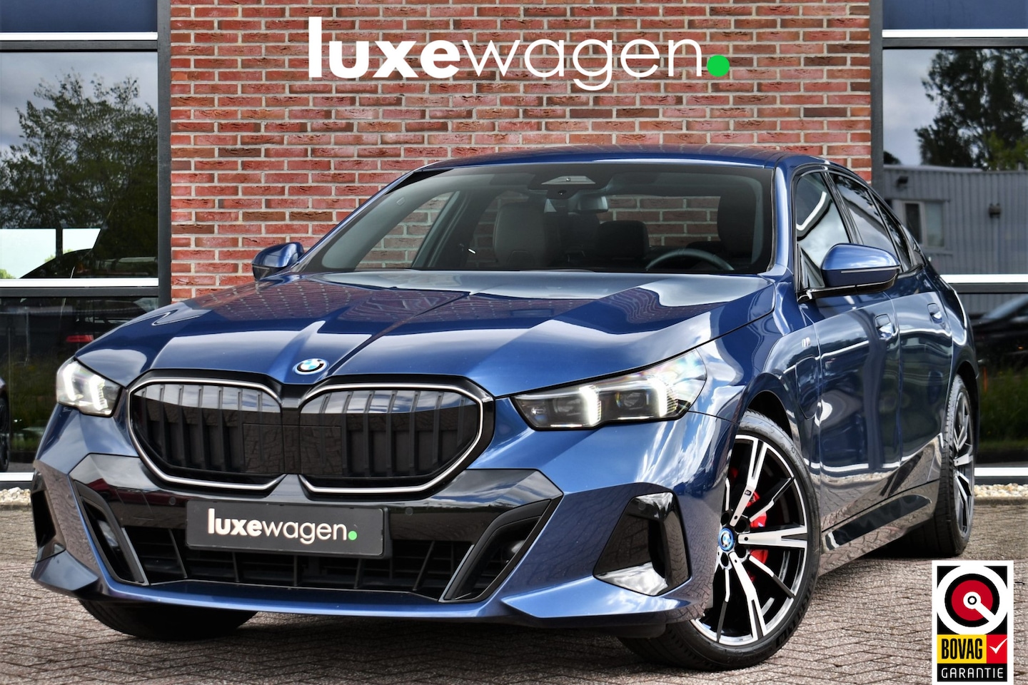 BMW 5-serie - 550e xDrive M-Sport Pro B&W Trekh Prof-onderstel 20inch - AutoWereld.nl