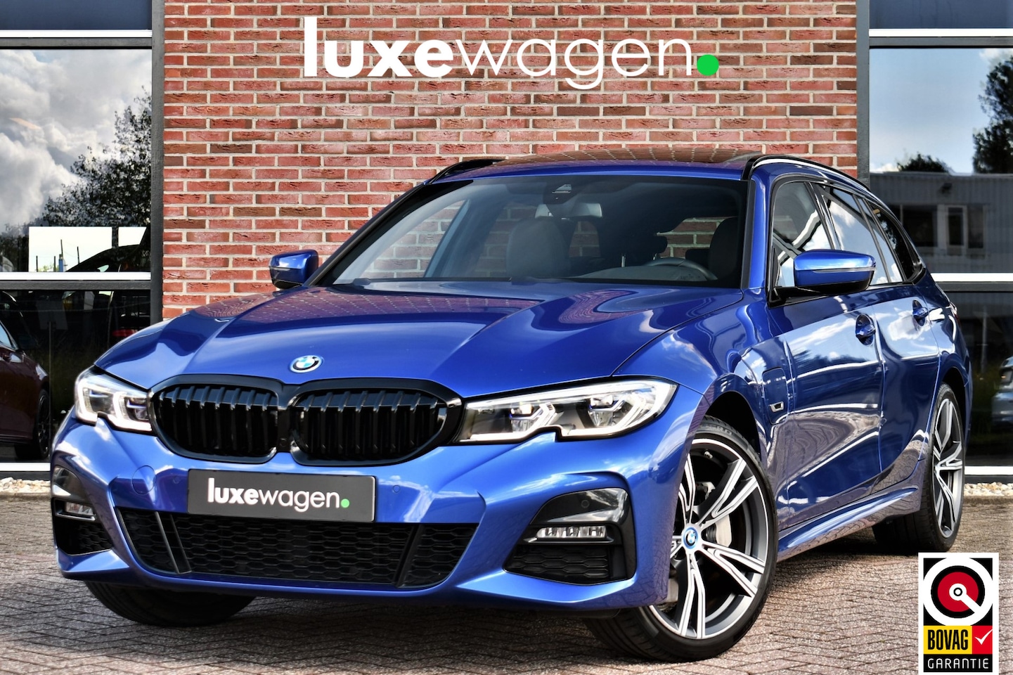 BMW 3-serie Touring - 330e xDrive M-Sport Pano Trekh El-zetels HUD Laser 19inch Adp-onderstel - AutoWereld.nl