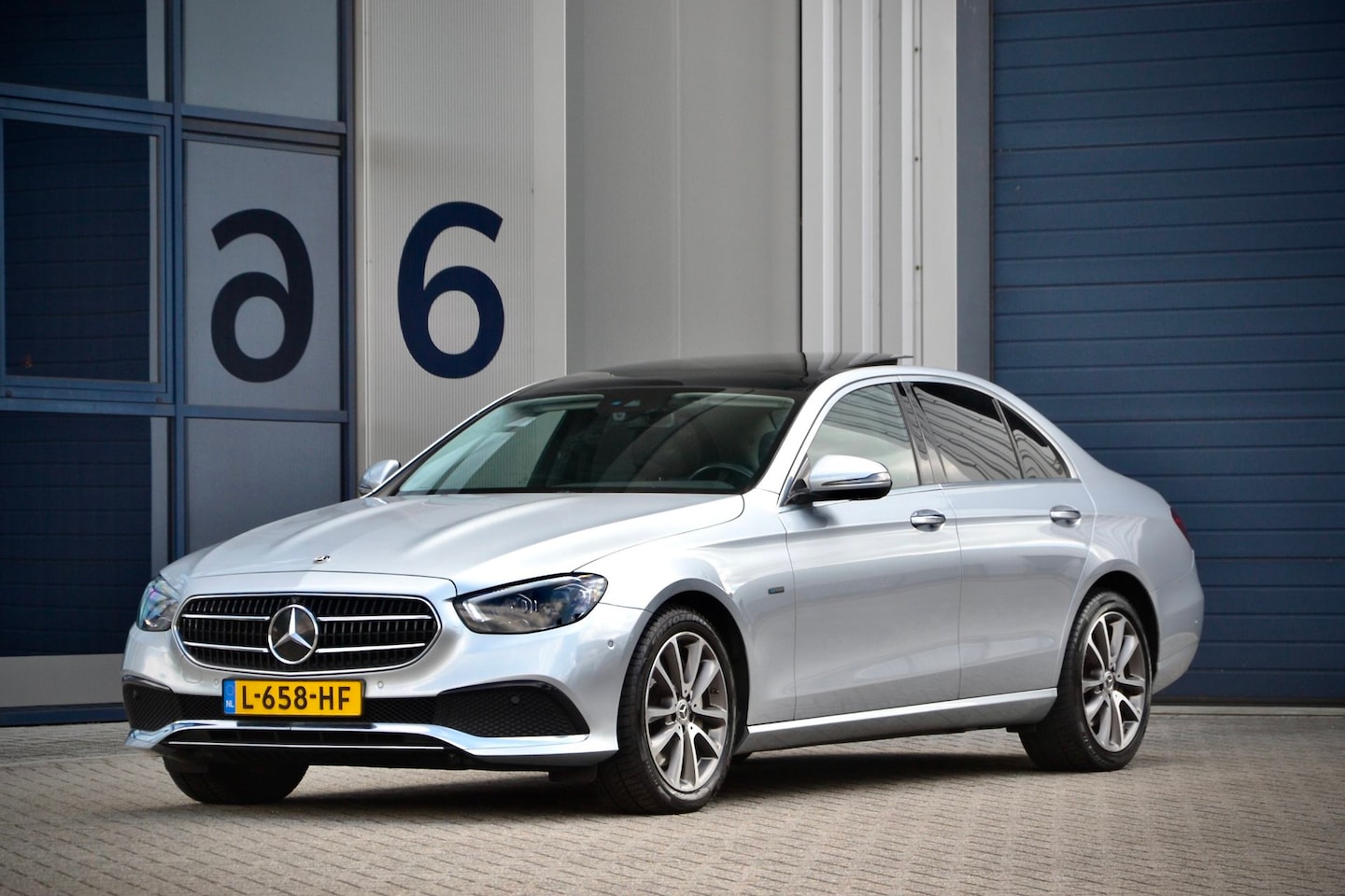 Mercedes-Benz E-klasse - 300 e / NL Auto / Pano / Burmester / Wide screen / Sfeer / Trekhaak / BTW - AutoWereld.nl