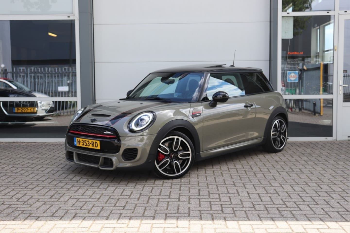 MINI Cooper - 2.0 JCW 231PK CHILI AUT/ORIG.NL/PANO/HK/A.CARPLAY/HEADUP/18 - AutoWereld.nl