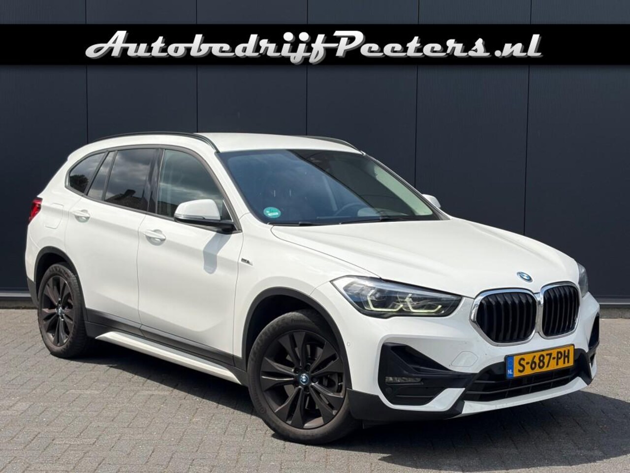 BMW X1 - xDrive25e Sport Line Leder Navi LED Camera Carplay Trekhaak - AutoWereld.nl