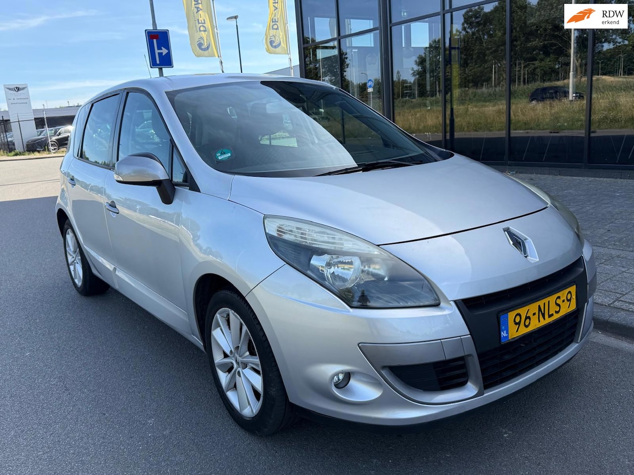 Renault Scénic - 2.0 Celsium/Automaat/Navi/bleutooth/Airco/Cruise/trekhaak - AutoWereld.nl