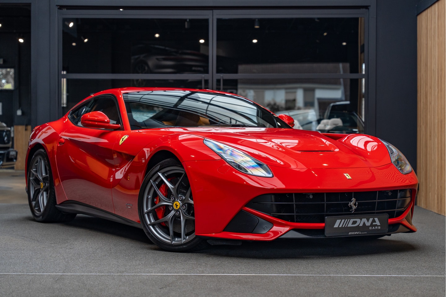 Ferrari F12 - Berlinetta Carbon Lift Rosso Corsa Camera 6.3 Berlinetta HELE - AutoWereld.nl