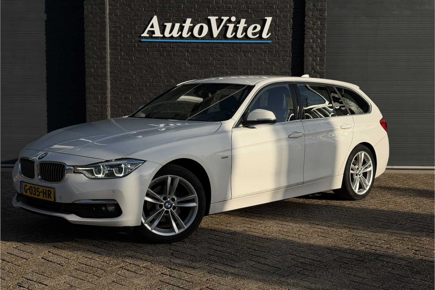 BMW 3-serie Touring - 320d | Leder | Head-Up | Stoelverwarming | LED | M-Stuur | Elektrische Klep - AutoWereld.nl