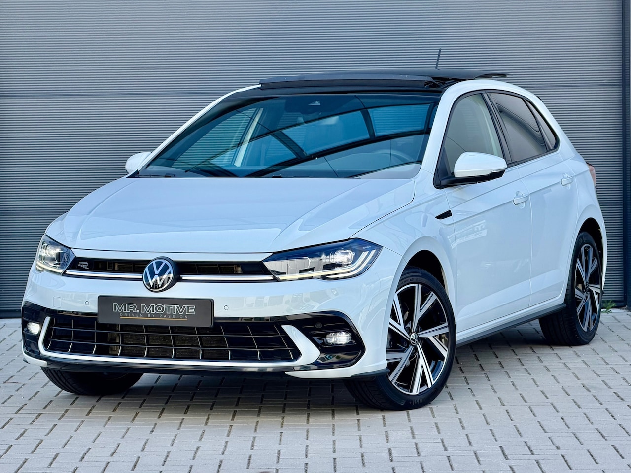 Volkswagen Polo - 1.0 TSI R-Line DSG | Panorama I IQ Light | Dealer Onderhouden | Camera | Virtual Cockpit - AutoWereld.nl