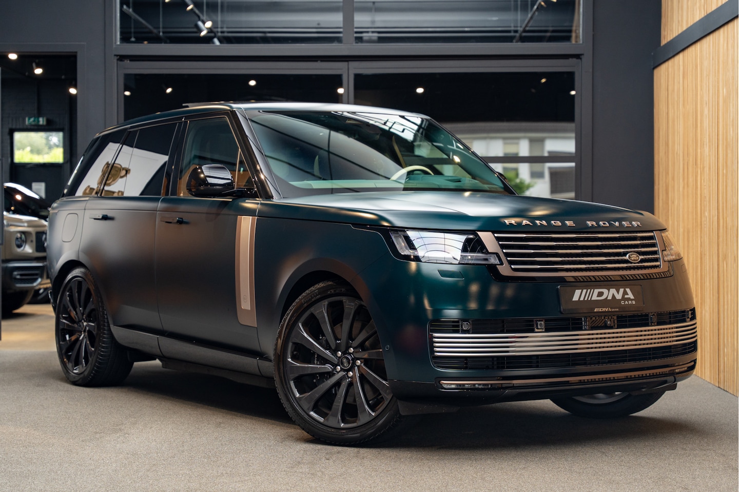 Land Rover Range Rover - P550e SV Serenity Pack 23'' SV 3.0 P550e SV PHEV - AutoWereld.nl