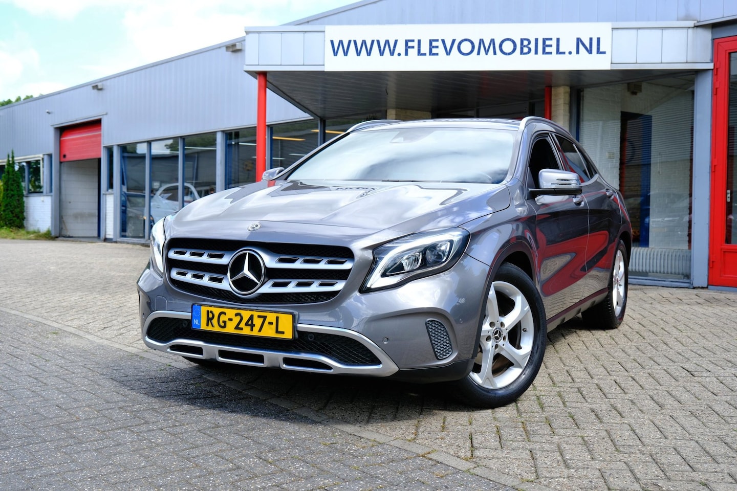 Mercedes-Benz GLA-Klasse - 180 Activity Edition Aut. *28.781km!* Navi|Leder-Alcantara|LMV|Cam|Clima - AutoWereld.nl
