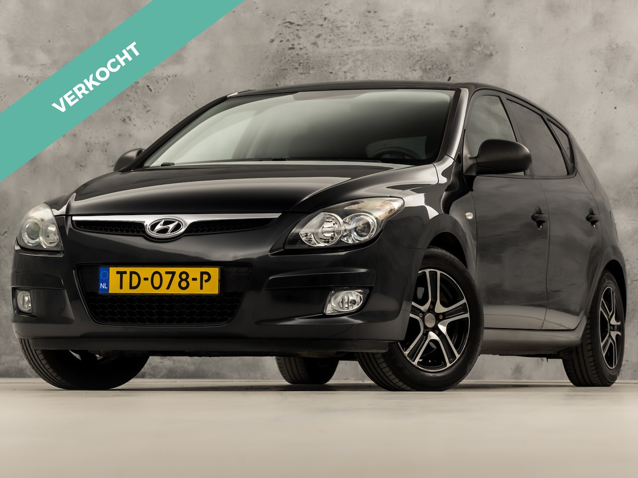 Hyundai i30 - 1.4i Active (AIRCO, RADIO, GETINT GLAS, ELEK PAKKET, PARKEERSENSOREN, LM VELGEN, SPORTSTOE - AutoWereld.nl