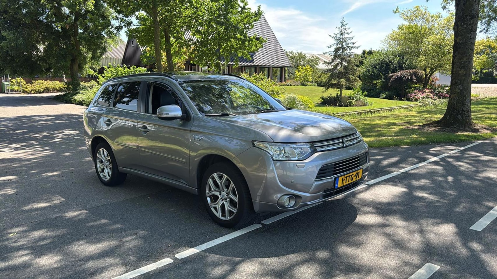 Mitsubishi Outlander - 2.0 PHEV Instyle AUTOMAAT SCHUIFDAK GRIJS 2014 - AutoWereld.nl